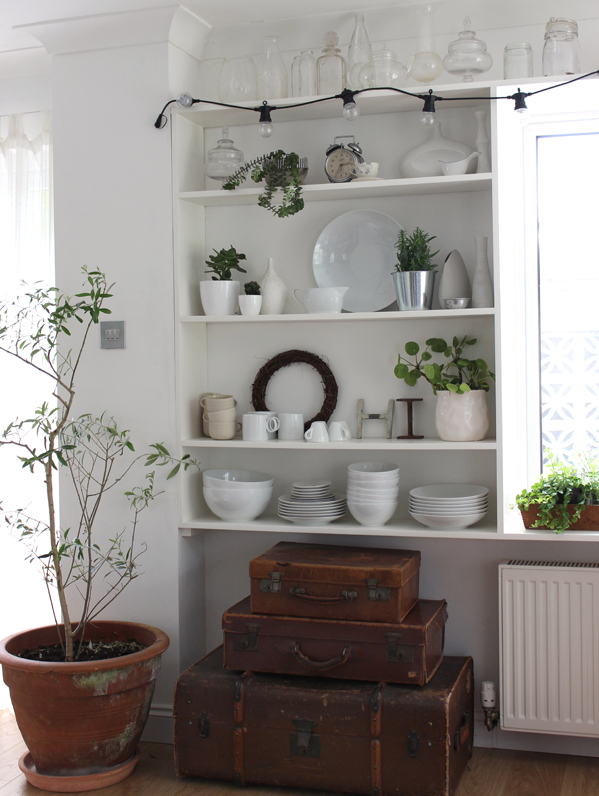 Kitchen unit with plates 