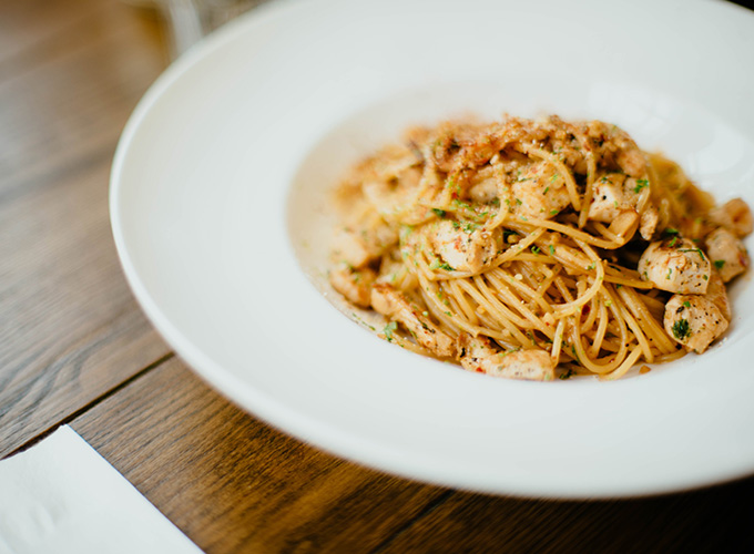 Wide-brimmed bowl with pasta