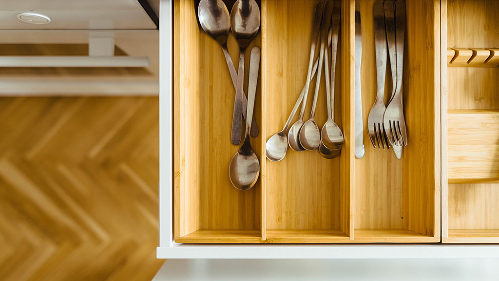 Clutter-free kitchen drawer